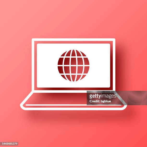 laptop mit globus. symbol auf rotem hintergrund mit schatten - www stock-grafiken, -clipart, -cartoons und -symbole