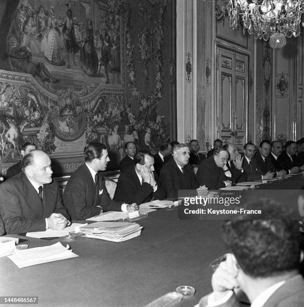 Le gouvernement au Conseil des ministres à l'hôtel de Matignon, en décembre 1958.