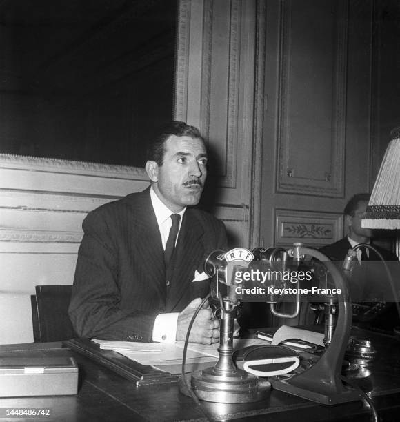 La conférence de presse de Maurice Herzog, le 18 décembre 1958, à Paris.