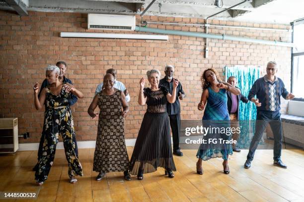 des amis âgés dansent dans une salle de danse - danse de salon photos et images de collection