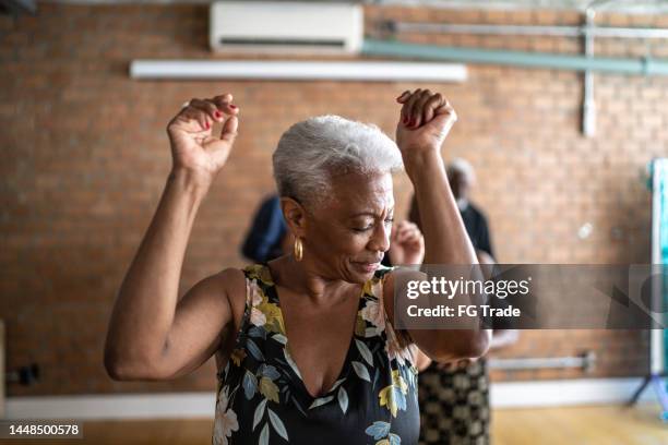 senior woman dancing with her friends on a dance hall - and styled to rock celebration of music and fashion with live performances in new york city inside stockfoto's en -beelden