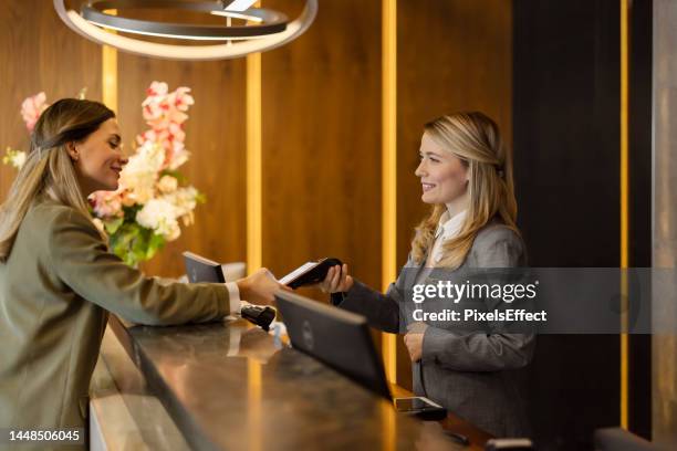 tap to pay - reception stock pictures, royalty-free photos & images