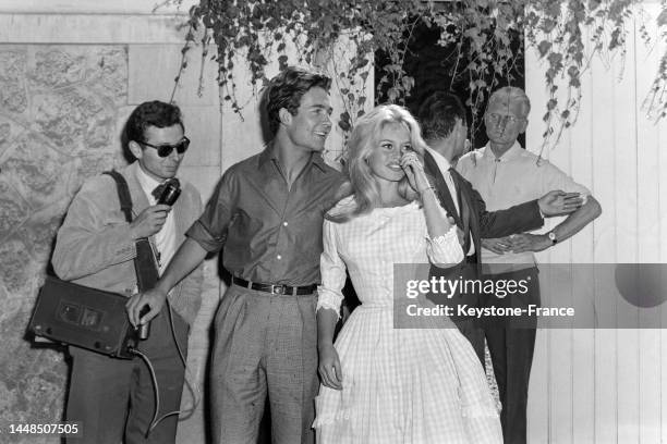 Le mariage de Jacques Charrier et Brigitte Bardot à la mairie de Louveciennes, le 18 juin 1959.