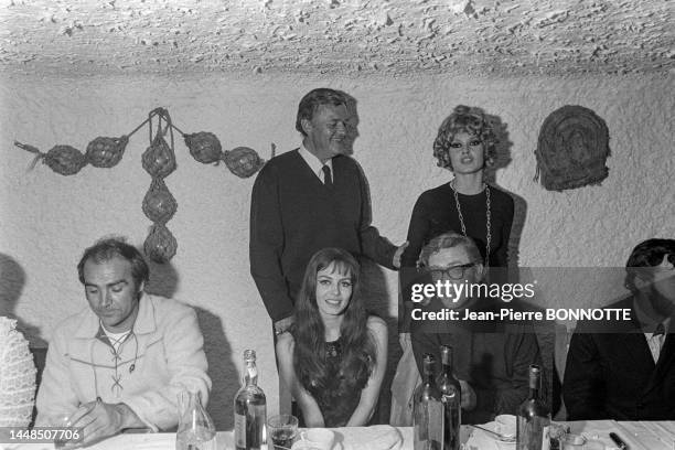 Ted Moore, Brigitte Bardot, Sean Connery, Michèle Mercier et Michael Caine dans un restaurant à Almeria lors des tournages des films 'Une corde, un...