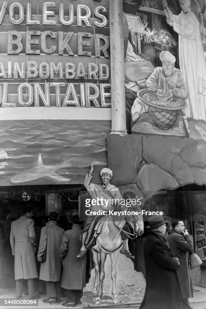 La façade du cinéma Berlitz lors de la diffusion du film 'Ali Baba et les Quarante Voleurs' à Paris, en 1954.