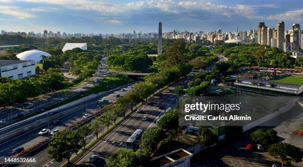 sao paulo, brazil - ibirapuera district, 23 de maio avenue and obelisk, from the top - parque do ibirapuera - fotografias e filmes do acervo