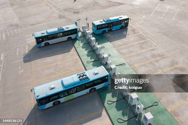 aerial view of electric bus charging station - mobility as a service stock-fotos und bilder