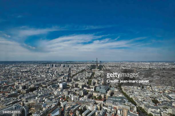 aerial view of paris, in the background the eiffel tower and the la défense district - jean marc payet - fotografias e filmes do acervo