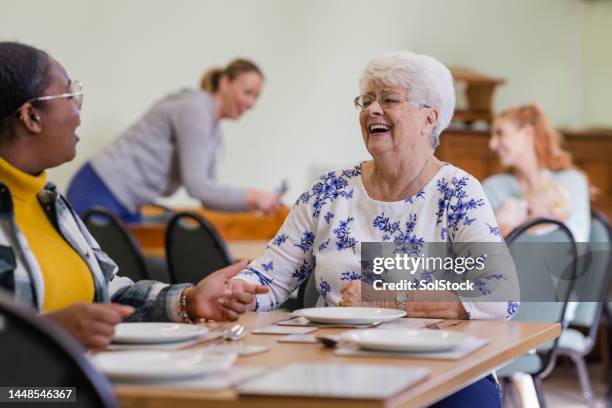 kirche, die die gemeinschaft ernährt - gemeindezentrum stock-fotos und bilder