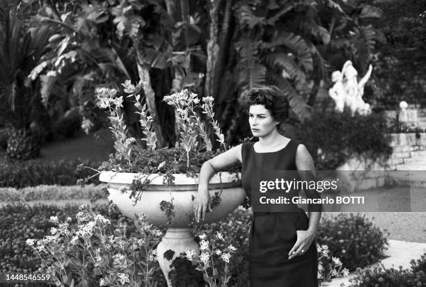 Silvana Mangano dans le jardin de sa propriété de Casa del Mare à Roquebrune-Cap-Martin en 1960