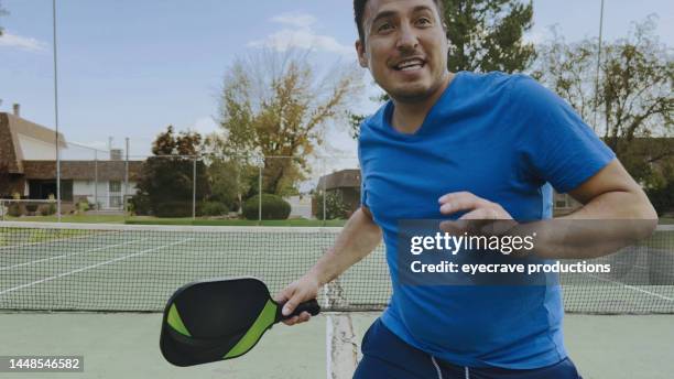 coppia ispanica colombiana americana che gioca sottaceto sulla serie fotografica del giorno d'autunno soleggiato - paddle tennis foto e immagini stock