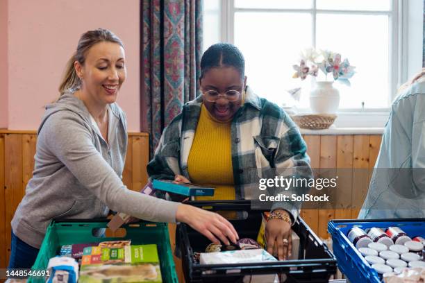 community making donations - foodbanks for the needy stock pictures, royalty-free photos & images