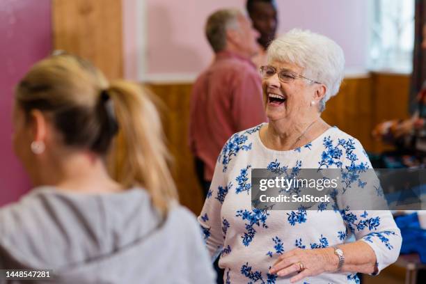 unterstützt von ihrer gemeindekirche - community church stock-fotos und bilder