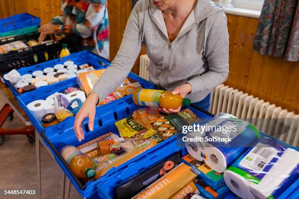 donaciones de una comunidad generosa - food pantry fotografías e imágenes de stock