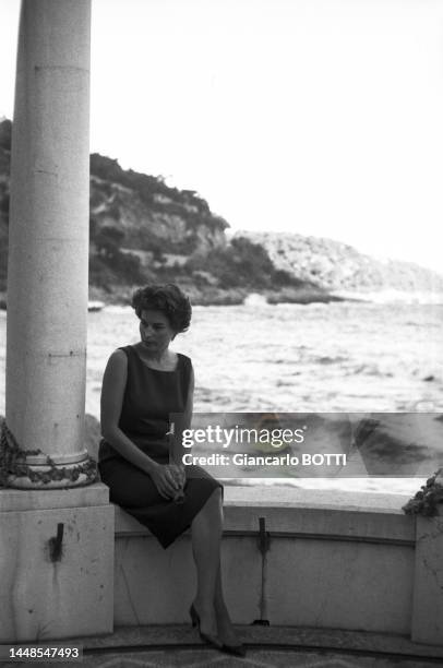 Silvana Mangano dans le jardin de sa propriété de Casa del Mare à Roquebrune-Cap-Martin en 1960