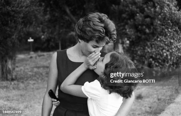Silvana Mangano avec l'une de ses filles dans le jardin de sa propriété de Casa del Mare à Roquebrune-Cap-Martin en 1960
