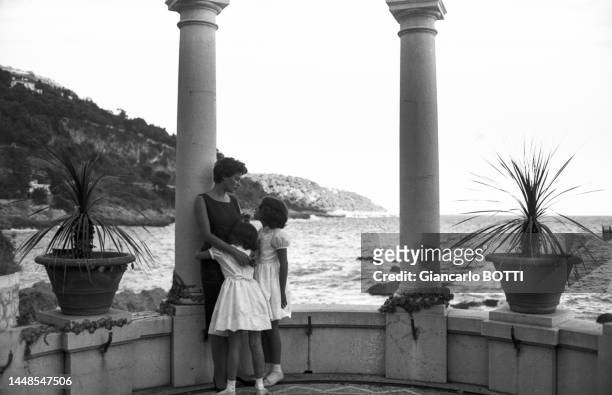 Silvana Mangano avec ses filles dans le jardin de sa propriété de Casa del Mare à Roquebrune-Cap-Martin en 1960