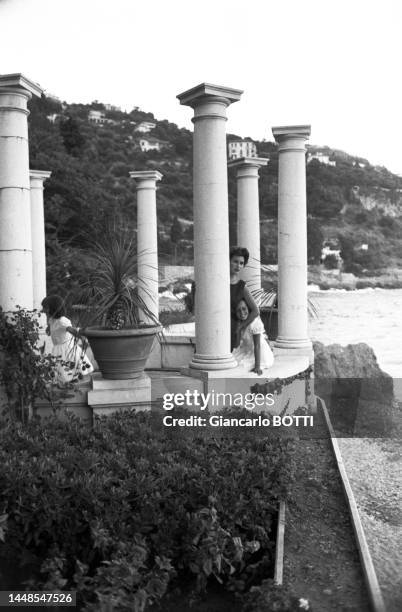 Silvana Mangano avec ses filles dans le jardin de sa propriété de Casa del Mare à Roquebrune-Cap-Martin en 1960