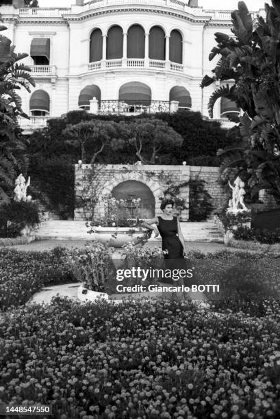 Silvana Mangano dans le jardin de sa propriété de Casa del Mare à Roquebrune-Cap-Martin en 1960