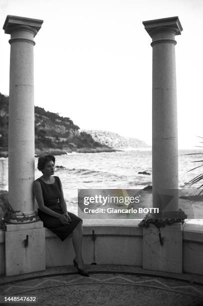 Silvana Mangano dans le jardin de sa propriété de Casa del Mare à Roquebrune-Cap-Martin en 1960