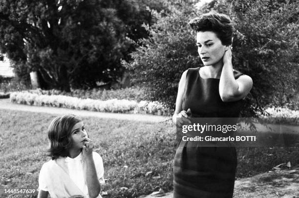 Silvana Mangano avec l'une de ses filles dans le jardin de sa propriété de Casa del Mare à Roquebrune-Cap-Martin en 1960