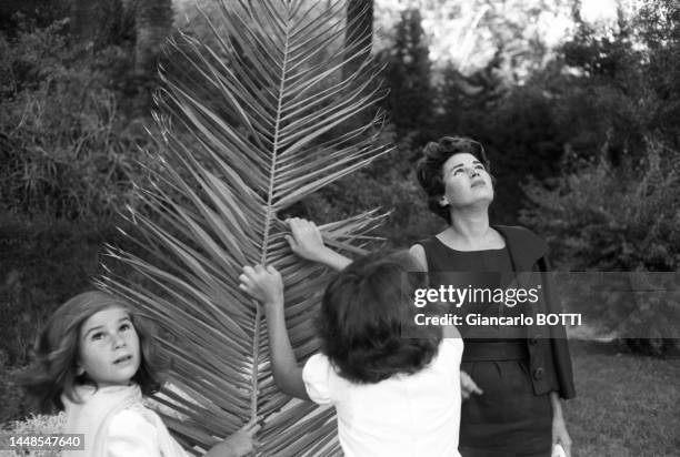 Silvana Mangano avec ses filles dans le jardin de sa propriété de Casa del Mare à Roquebrune-Cap-Martin en 1960