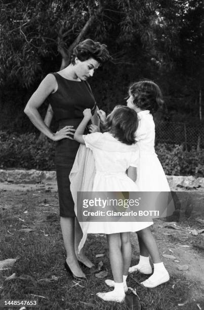 Silvana Mangano avec ses filles dans le jardin de sa propriété de Casa del Mare à Roquebrune-Cap-Martin en 1960