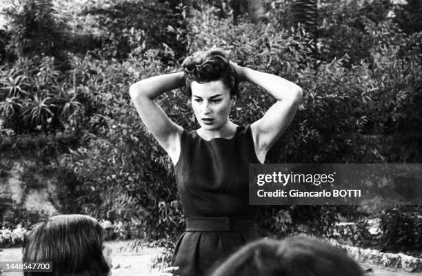 Silvana Mangano avec ses filles dans le jardin de sa propriété de Casa del Mare à Roquebrune-Cap-Martin en 1960