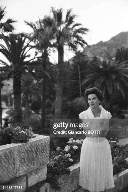 Silvana Mangano dans le jardin de sa propriété de Casa del Mare à Roquebrune-Cap-Martin en 1960