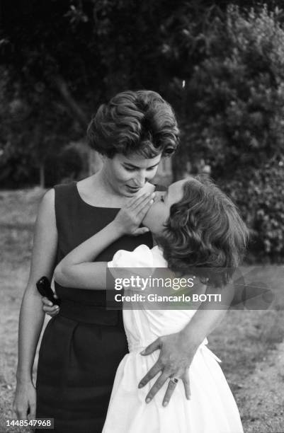 Silvana Mangano avec l'une de ses filles dans le jardin de sa propriété de Casa del Mare à Roquebrune-Cap-Martin en 1960