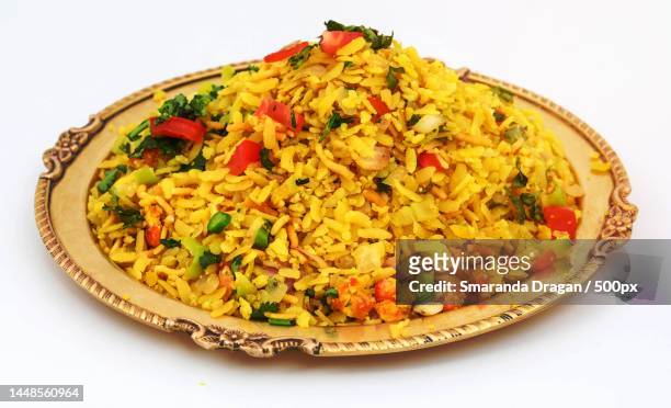 close-up of food in plate against white background - pilafrijst stockfoto's en -beelden
