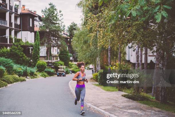 mulher correndo no exterior - vila olímpica evento esportivo - fotografias e filmes do acervo
