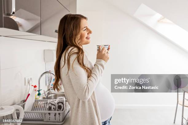 pregnant woman drinking coffee at home in the morning - pregnant coffee 個照片及圖片檔