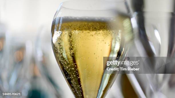 champagne with rising bubbles - prosecco stock-fotos und bilder