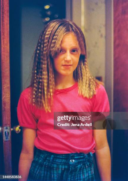 crimped hair, 1980s hair 1990s hair, vintage hairstyle on 90s girl - gekrepptes haar stock-fotos und bilder