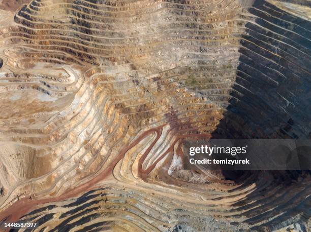 vista aérea de la mina de hierro a cielo abierto - mina de superficie fotografías e imágenes de stock