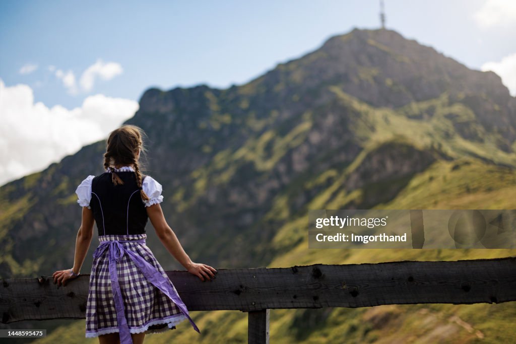 伝統的なオーストリアのドレスを着た10代の少女のポートレート - Dirndl
