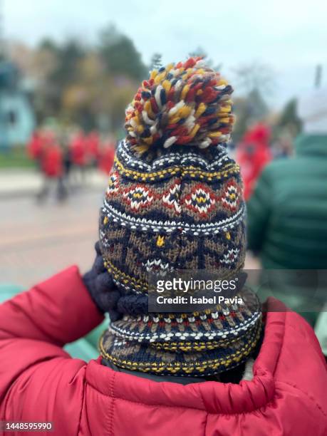 rear view of boy in winter clothes enjoying time  outdoors - marcha atrás imagens e fotografias de stock