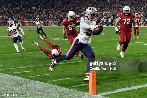Raekwon McMillan of the New England Patriots recovers a fumble to score a 23 yard touchdown against the Arizona Cardinals during the third quarter of...
