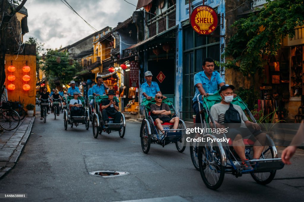 Riquixá de bicicleta vietnamita na cidade velha de Hoi An, Vietnã.