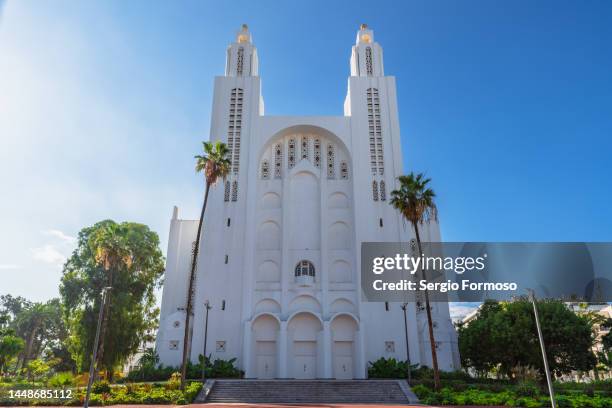 casablanca cathedral in morocco, north africa - casablanca cathedral stockfoto's en -beelden