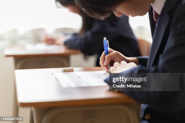 hands of high school students during the test - schulische prüfung stock-fotos und bilder