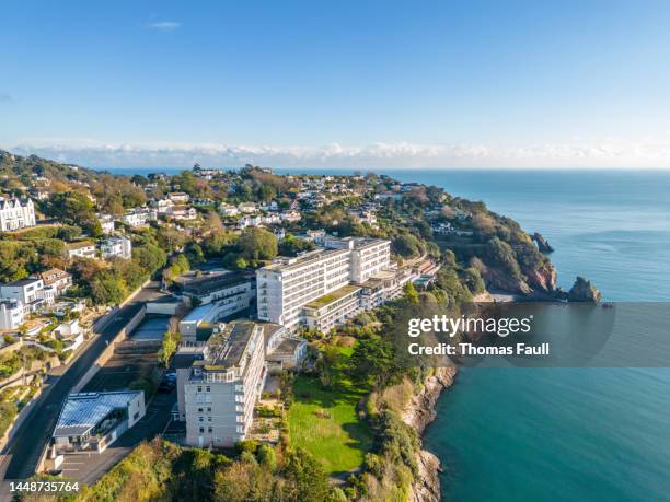 the imperial hotel and coast in torquay - torquay stock pictures, royalty-free photos & images