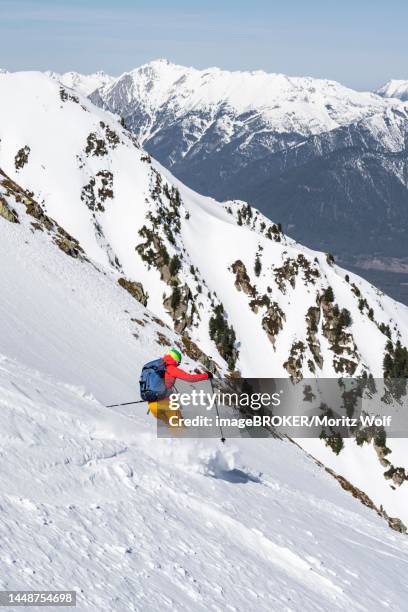 ski tourers on the descent, peaks and mountains in winter, sellraintal, kuehtai, tyrol, austria - kuehtai foto e immagini stock