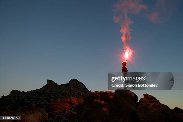 man holding flare at sunset. - sinal de emergência equipamento de segurança - fotografias e filmes do acervo