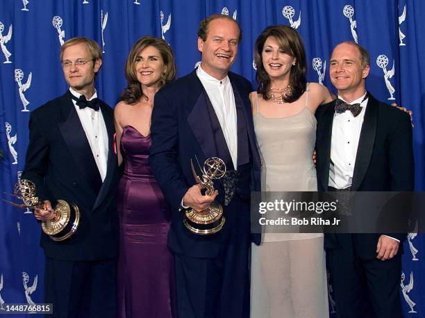 Emmy Winners Kelsey Grammer and David Hyde Pierce pose with cast members Actress Peri Gilpin, Jane Leeves and Dan Butler backstage at the 47th...