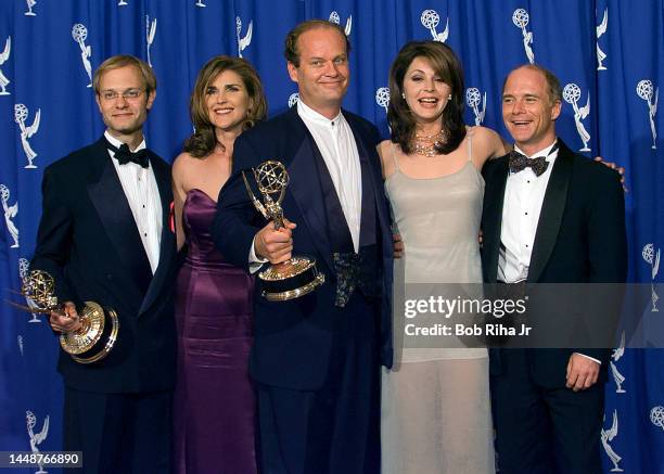 Emmy Winners Kelsey Grammer and David Hyde Pierce pose with cast members Actress Peri Gilpin, Jane Leeves and Dan Butler backstage at the 47th...