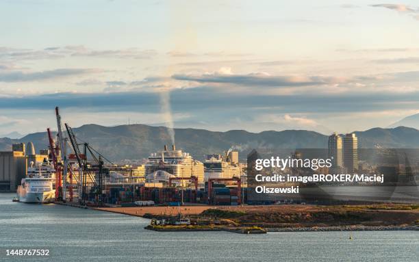 container port and cruise ships at sunrise in barcelona, catalonia, spain - spartan cruiser stock pictures, royalty-free photos & images