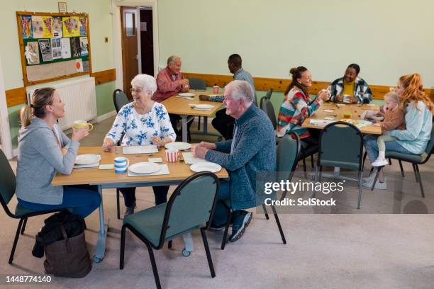 centro cálido para la comunidad - centro social fotografías e imágenes de stock