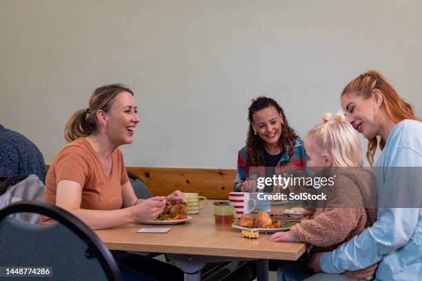 cenas calientes con amigos - plato de acompañamiento fotografías e imágenes de stock